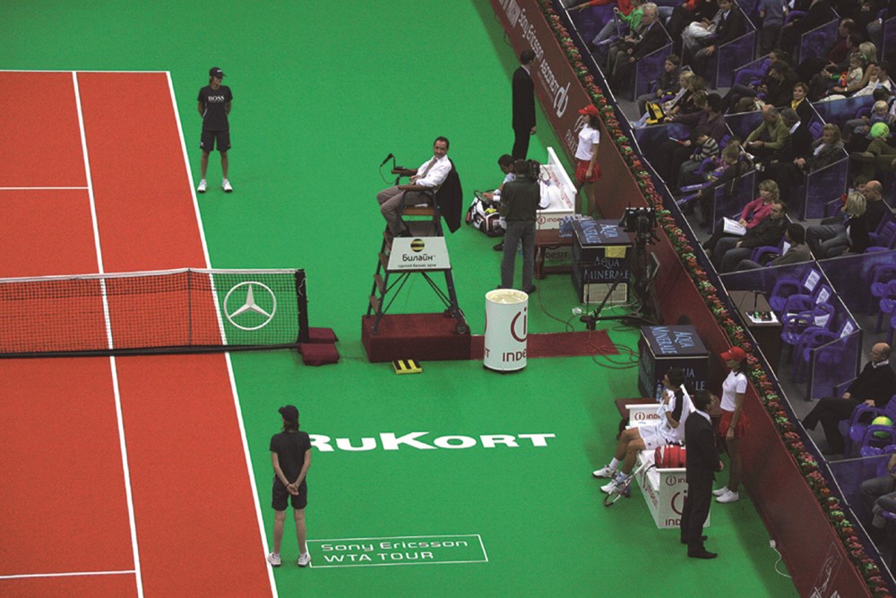 RuKort logo na teniskom terenu